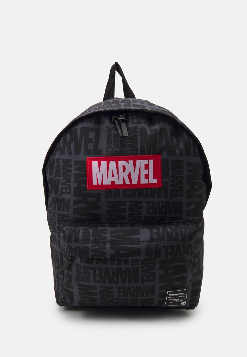 Sac à dos noir avec motif répétitif de texte Marvel sombre, grand écusson logo Marvel rouge et blanc, poche avant zippée et poignée de transport sur le dessus.
