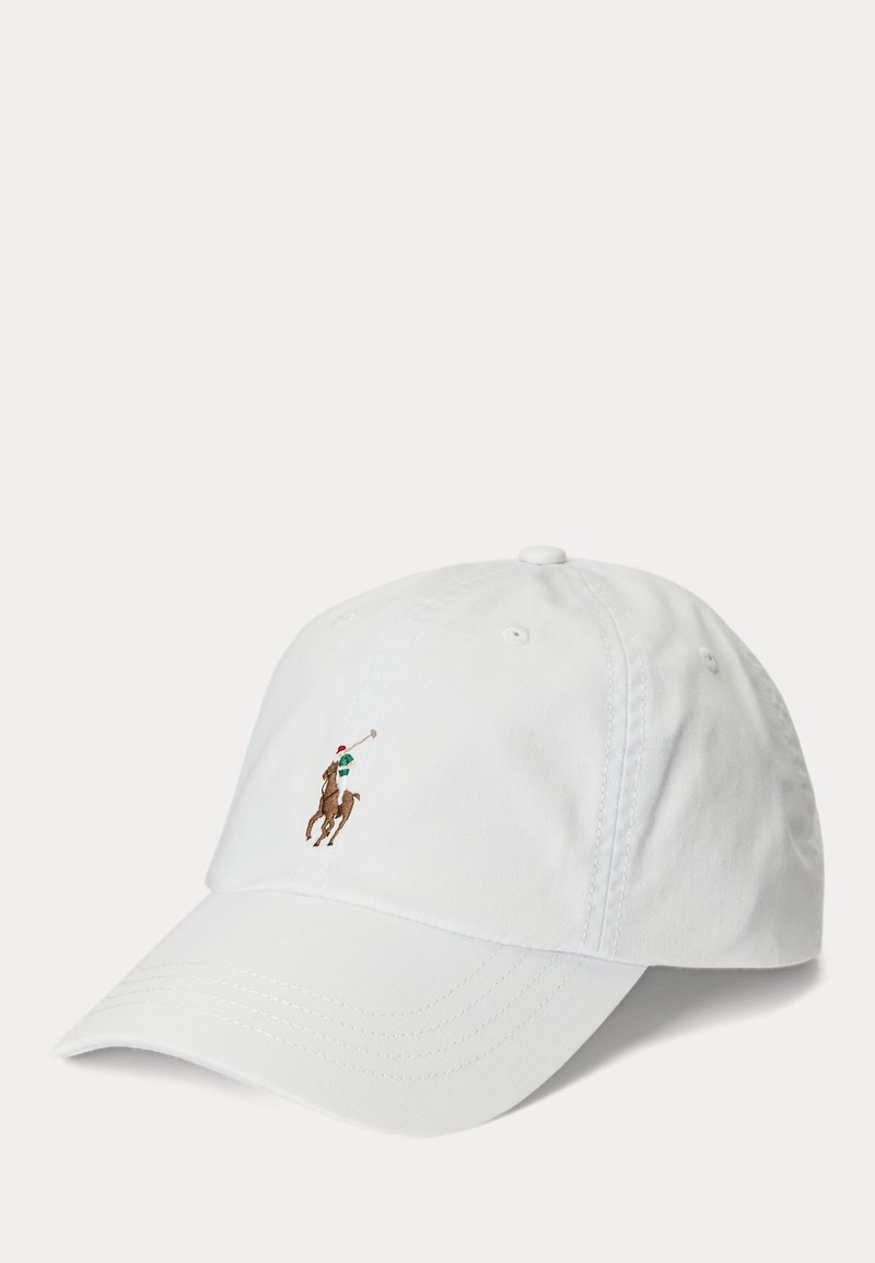 Witte baseballpet met een klein geborduurd polo spelerslogo in bruin, groen en rood op de voorkant in het midden.