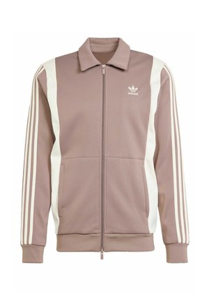 Lys mauve zip-up jakke lavet af tekstureret stof, med hvide sidepaneler og tre hvide striber på hver ærme, samt krave og logo.
