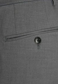 Un pantalon en tissu gris avec une texture lisse, doté d'un seul bouton noir et d'une poche plate à l'avant avec un contour cousu.