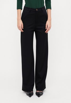 Zwarte wijde broek met een gladde textuur, voorzien van een knoopsluiting bij de taille, gecombineerd met puntige zwarte schoenen.