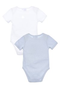 Dos bodies de manga corta en blanco y azul claro, hechos de algodón suave. Cada uno cuenta con un cuello redondo clásico y cierres a presión en la parte inferior.