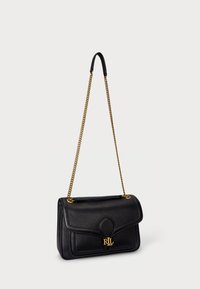 Bolsa de ombro em couro preto com uma alça de corrente, apresentando uma aba frontal, detalhes em relevo e um detalhe de logotipo dourado. Acabamento texturizado.