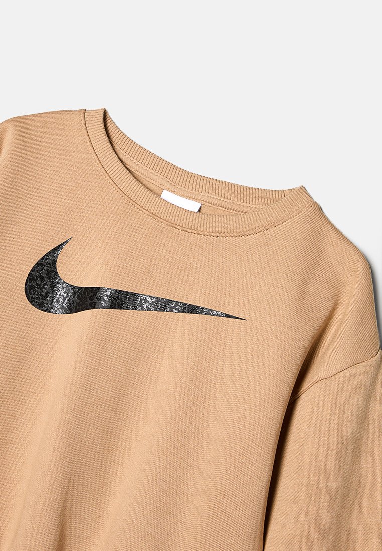 Sudadera beige con cuello redondo, que presenta un logo de Nike negro y texturizado. El tejido suave y los puños acanalados realzan su diseño.