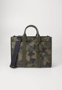 Borsa tote con motivo camouflage in verde oliva e nero, dotata di doppi manici, una tracolla rimovibile e un'etichetta in pelle con logo.