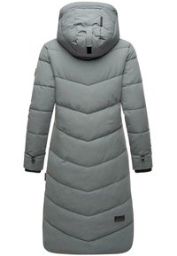 Manteau matelassé long gris avec un motif en chevrons, capuche et accents noirs aux poignets, doté d'une fermeture éclair robuste et d'un détail de marque au bas.