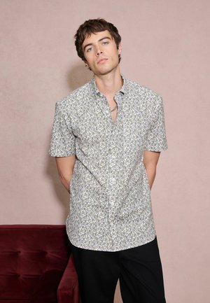 Next, REGULAR FIT - PRINT STRETCH OXFORD SLIM FIT SHORT SLEEVE SHIRT - Hemd - white floral