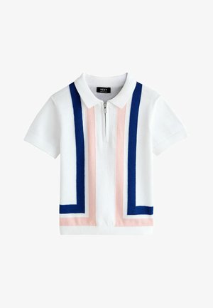 Hvid polo-shirt med lynlåslukning, der har blå og pink geometriske mønstre på forsiden, strikket tekstur og korte ærmer.