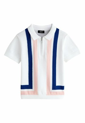 Hvid polo-shirt med lynlåslukning, der har blå og pink geometriske mønstre på forsiden, strikket tekstur og korte ærmer.