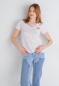 Levi's® PERFECT VNECK - T-shirt basic - bright white