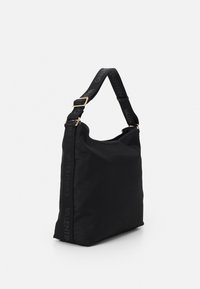 Svart nylonaxelväska med ett spänne i guldmetall. Har en logotypmärkt rem och en enkel, strukturerad form. Slät yta, minimalistisk design.