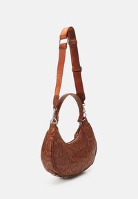 Käärmekuvioinen olkalaukku punertavanruskeasta nahasta, jossa on kaareva muoto, yläkahva ja säädettävä hihna, jossa on logotähti.