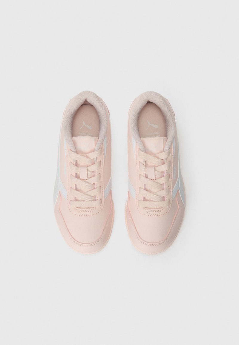 Zapatillas deportivas de color rosa claro con una parte superior sintética suave, detalles en blanco y suelas de goma. Cuentan con cordones y un cuello acolchado para mayor comodidad.