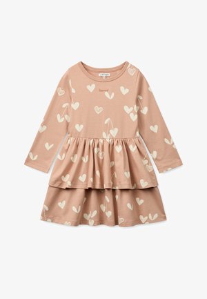 Klänning med lång ärm i mjukt rosa tyg prydd med krämfärgade hjärtmönster, med en kjol i flera lager för en lekfull siluett.