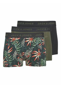 Drie paar boxershorts: één met een donker bloemenpatroon in groen, oranje en rood; één olijfgroen; één zwart; allemaal met elastische taillebanden met branding.