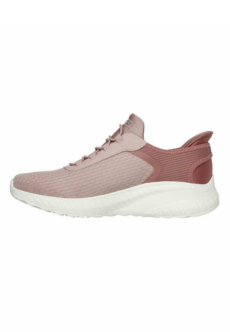 Scarpe sportive rosa con una tomaia testurizzata, accenti lisci e una suola bianca ammortizzata, caratterizzate da un design elegante e slip-on.