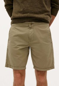 Pantaloni scurți khaki din amestec de bumbac, cu buzunare frontale, închidere cu buton și croi drept cu margine curată.