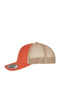 Snapback müts, mille eesmine osa on oranžast kangast ja tagumine osa beezist võrgust. Omab kõverat sirmi ja ümmargust brändi silti ees.