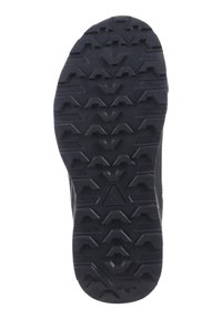 Schwarze Gummisohle mit einem multidirektionalen Profilmuster, das tiefe Rillen und schräge Elemente für Grip und Traktion aufweist.
