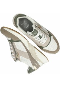 Sneakers w odcieniach beżowym, białym i oliwkowym, z perforowanej skóry, z boku zapinane na zamek, z teksturowanymi akcentami i gumową podeszwą.