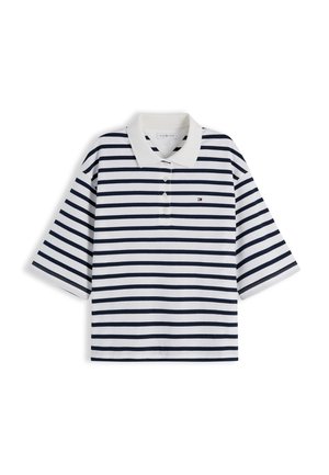 Polo blanc avec des rayures horizontales bleu marine, manches courtes, une patte de boutonnage à trois boutons, et un petit logo rouge, blanc et bleu sur la poitrine.