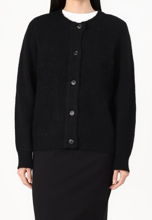 Sort strikket cardigan med rund halsudskæring, knaplukning og lange ærmer. Tekstureret stof og seks sorte knapper foran.