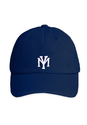 Jonge man met een marineblauwe pet met beige NY-logo en een marineblauw shirt met rode en blauwe afbeelding, kijkt omlaag tegen een effen achtergrond.