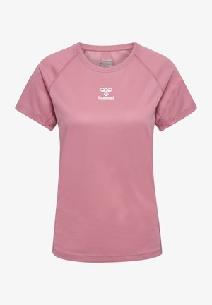 Sportovní tričko světle růžové barvy z texturované, prodyšné látky. Má krátké rukávy a bílý logo na hrudi.