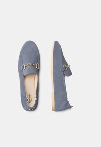 Wildleder-Loafer in gedämpftem Blau mit einem dekorativen Kettenakzent. Entworfen mit einer abgerundeten Zehenpartie und elastischen Kanten für einen engen Sitz.