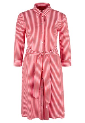 Vestido camisero de rayas verticales rojas y blancas con mangas largas, botones delanteros, cuello y cinturón de tela a juego atado en la cintura.