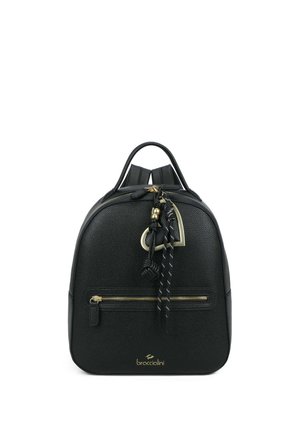 Zaino in pelle nera texturizzata con tasca frontale con zip, cordini decorativi appesi e ciondolo a forma di cuore, e logo dorato del brand in basso.