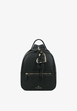 Zaino in pelle nera texturizzata con tasca frontale con zip, cordini decorativi appesi e ciondolo a forma di cuore, e logo dorato del brand in basso.
