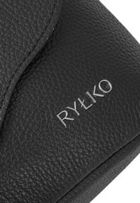 Borsa in pelle nera con superficie testurizzata e logo argentato. Presenta una chiusura a patta curva e una forma rettangolare compatta.
