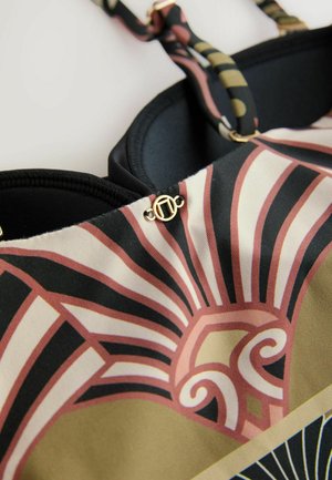 Bedrukte bikini-top met een geometrisch patroon in zwart, roze en goud. Verzorgd met gouden hardware en verstelbare bandjes.