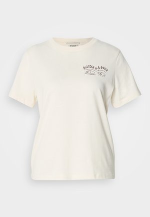 Cremefarbener Baumwoll-T-Shirt mit kurzen Ärmeln, rundem Ausschnitt und grafischem Druck, der Augen und Text in Dunkelrot zeigt.