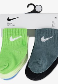 Κάλτσες αστραγάλου Nike σε πακέτο 6 τεμαχίων, με ελαφρύ ύφασμα. Τα χρώματα περιλαμβάνουν πράσινο, ανοιχτό πράσινο, μπλε, γκρι και μαύρο· κάθε ζευγάρι έχει λευκό λογότυπο.