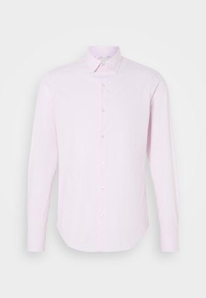 Lichtroze lange mouwen shirt met knoopsluiting, puntkraag en een gladde textuur. Heeft subtiele verticale strepen en een taps toelopende pasvorm.