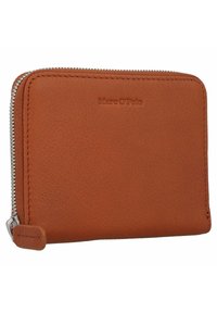 Braune Lederbörse mit strukturiertem Finish, Reißverschluss und geprägtem Logo auf der Vorderseite. Kompakte rechteckige Form. Silberfarbene Hardware.