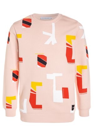 Lyserød sweatshirt med abstrakte røde, gule, hvide og sorte geometriske former og teksten "Calvin Klein Jeans" spredt over.