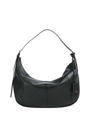 Sac à épaule en cuir noir texturé avec une forme courbée, panneaux cousus, une seule bandoulière et une petite étiquette attachée.