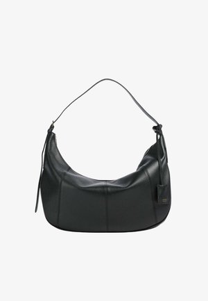 Sac à épaule en cuir noir texturé avec une forme courbée, panneaux cousus, une seule bandoulière et une petite étiquette attachée.
