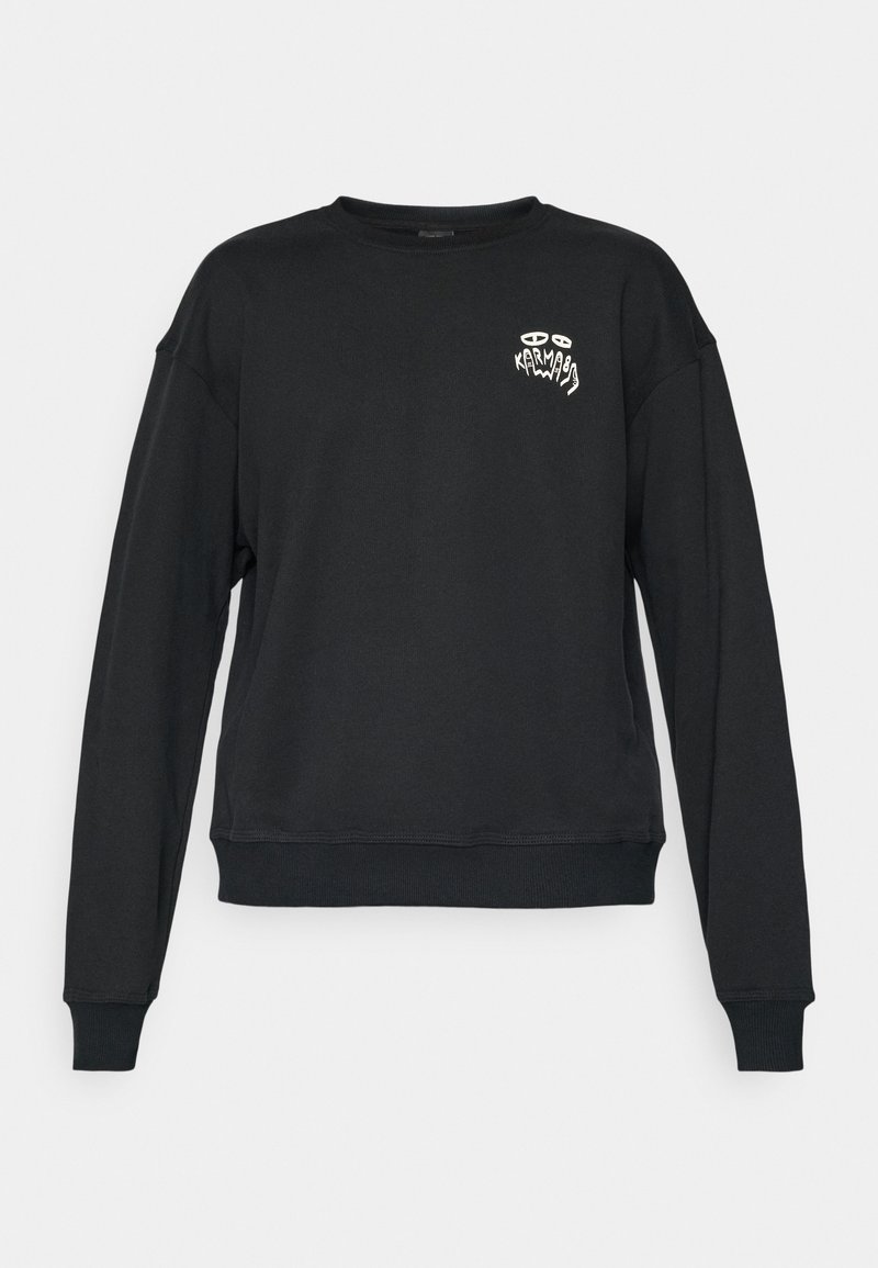Schwarzer langärmliger Crewneck-Sweatshirt mit kleinem weißen Grafiktext "KARMA 93" und Augen auf der linken Brust, gerippte Bündchen und Saum.