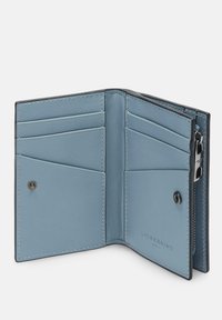 Portafoglio blu in pelle con diversi scomparti per carte, tasca con zip e una texture liscia. Presenta cuciture a contrasto e un marchio impresso.