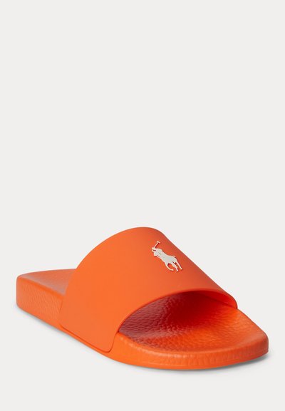 Jasno oranžová šľapka s textúrovanou stielkou a bielym logom hráča póla na širokom remienku, zobrazená z uhla na bočné a horné detaily.