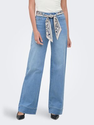 ONLY JEANS MIT WEITEM BEIN ONLMADISON HOHE TAILLE WEITER BEINSCHNITT JEANS - Džínsy s rovným strihom - medium blue denim
