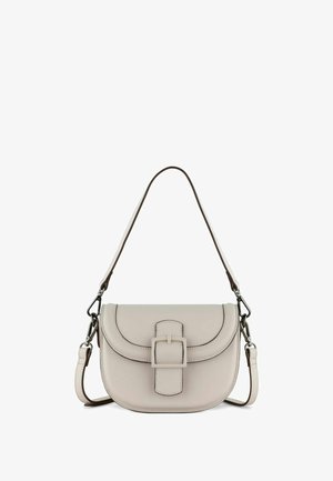 Bolso tipo alforja de cuero beige claro con solapa curva, detalle central con hebilla y correa ajustable. Textura lisa y detalles mínimos de metal.