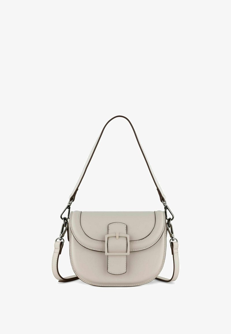 Borsa a tracolla in pelle beige chiaro con patta curva, dettaglio centrale con fibbia e tracolla regolabile. Texture liscia e dettagli hardware minimi.