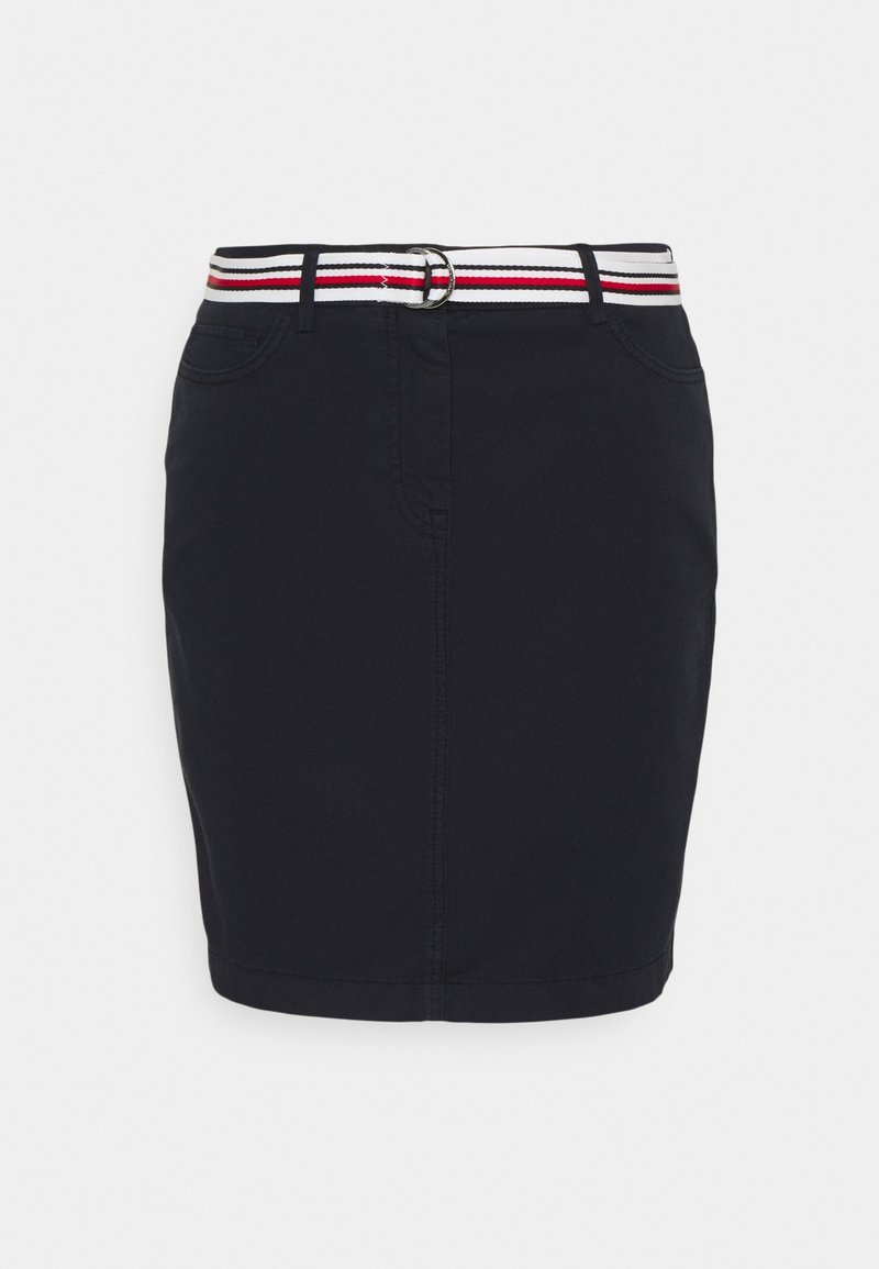 Jupe noire longueur genou avec une ceinture rayée blanche, rouge et noire, dotée d'une boucle double anneau en métal, poches avant et passants de ceinture.