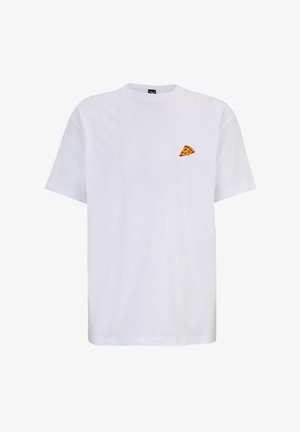 Weißes Baumwoll-T-Shirt mit einem lockeren Schnitt, das ein kleines besticktes Pizzastück-Design auf der linken Brust hat.