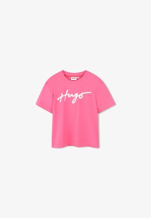 Vaaleanpunainen puuvillapaita, jossa on pyöreä kaula-aukko ja lyhyet hihat. Edessä valkoinen käsikirjoituksella oleva logo "Hugo". Sujuva pinta.